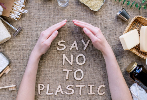Plastfria produkter och texten say no to plastic
